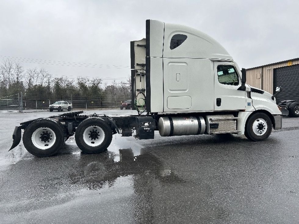 Sleeper Tractor-Heavy Duty Tractors-Freightliner-2020-T12664ST-Anderson-SC-478,551\n\t\tmiles-$ 62,250 - Image 8