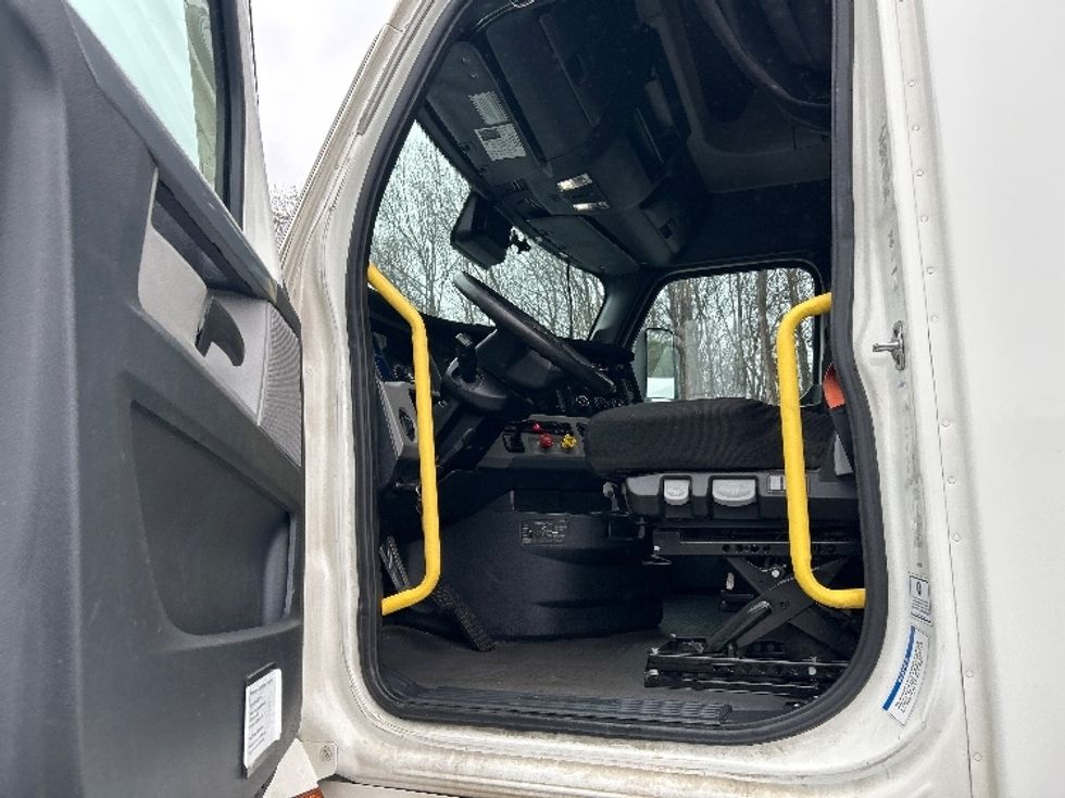 Sleeper Tractor-Heavy Duty Tractors-Freightliner-2020-T12664ST-Anderson-SC-478,551\n\t\tmiles-$ 62,250 - Image 9