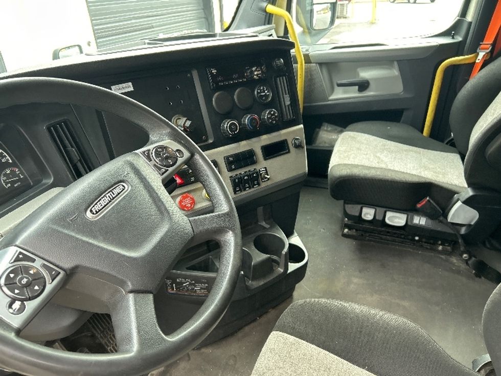 Sleeper Tractor-Heavy Duty Tractors-Freightliner-2020-T12664ST-Anderson-SC-479,282\n\t\tmiles-$ 59,250 - Image 10