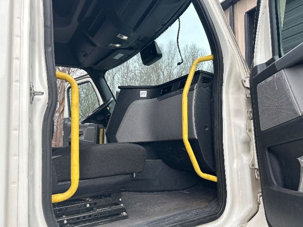 Sleeper Tractor-Heavy Duty Tractors-Freightliner-2020-T12664ST-Anderson-SC-479,282\n\t\tmiles-$ 59,250 - Image 13