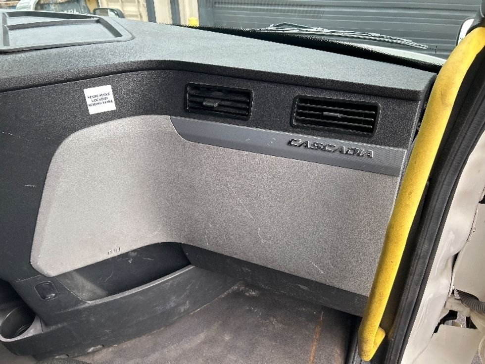 Sleeper Tractor-Heavy Duty Tractors-Freightliner-2020-T12664ST-Anderson-SC-479,282\n\t\tmiles-$ 59,250 - Image 14