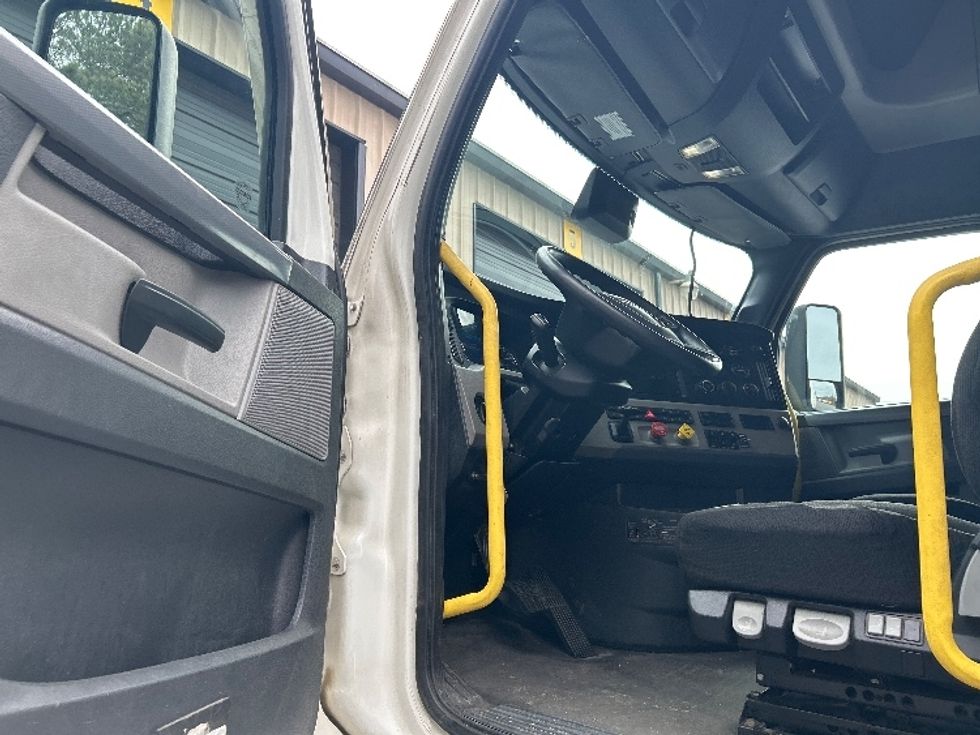 Sleeper Tractor-Heavy Duty Tractors-Freightliner-2020-T12664ST-Anderson-SC-479,282\n\t\tmiles-$ 59,250 - Image 9