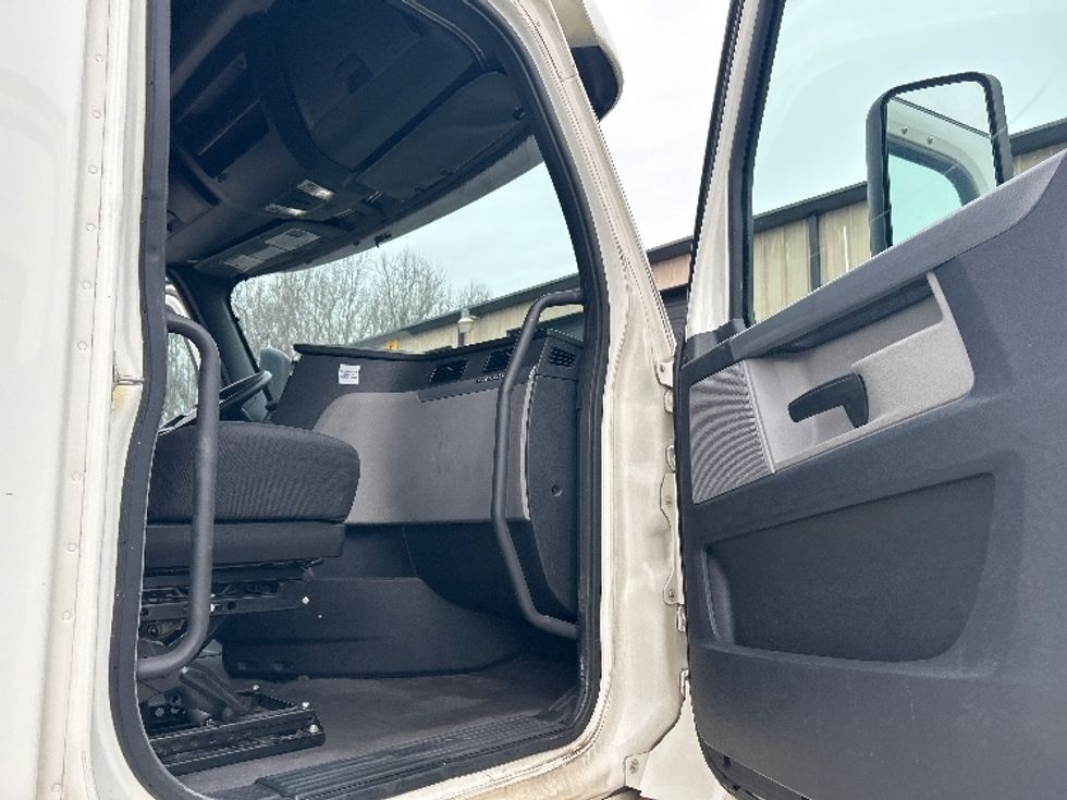 Sleeper Tractor-Heavy Duty Tractors-Freightliner-2020-T12664ST-Anderson-SC-508,038\n\t\tmiles-$ 54,750 - Image 13