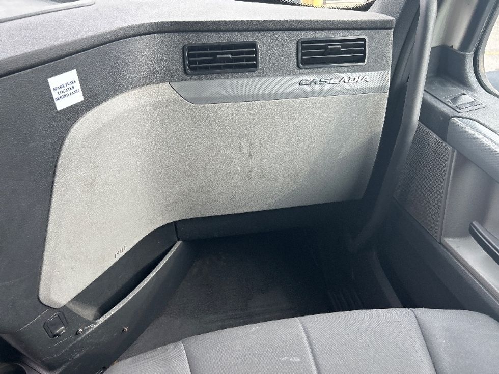 Sleeper Tractor-Heavy Duty Tractors-Freightliner-2020-T12664ST-Anderson-SC-508,038\n\t\tmiles-$ 54,750 - Image 14