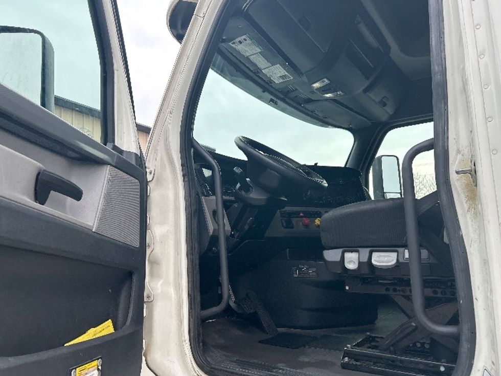 Sleeper Tractor-Heavy Duty Tractors-Freightliner-2020-T12664ST-Anderson-SC-508,038\n\t\tmiles-$ 54,750 - Image 9