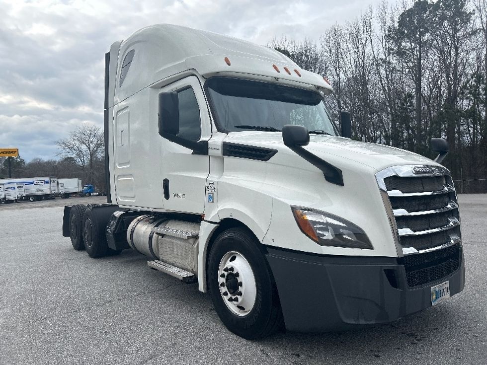 Sleeper Tractor-Heavy Duty Tractors-Freightliner-2020-T12664ST-Anderson-SC-630,354\n\t\tmiles-$ 45,500 - Image 1