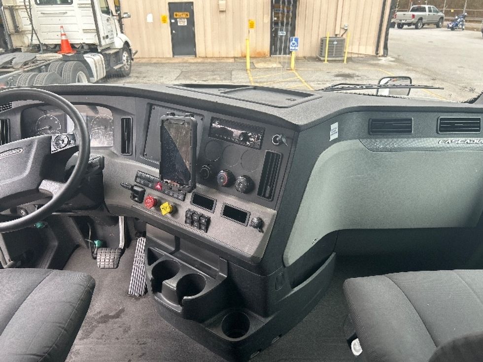 Sleeper Tractor-Heavy Duty Tractors-Freightliner-2020-T12664ST-Anderson-SC-630,354\n\t\tmiles-$ 45,500 - Image 12
