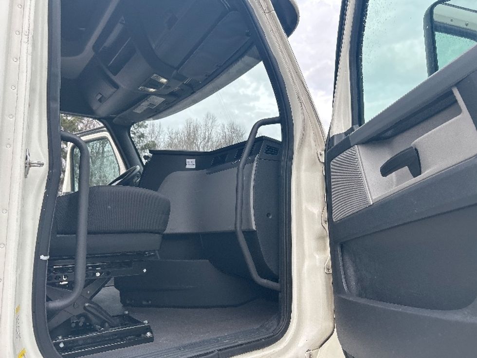 Sleeper Tractor-Heavy Duty Tractors-Freightliner-2020-T12664ST-Anderson-SC-630,354\n\t\tmiles-$ 45,500 - Image 13