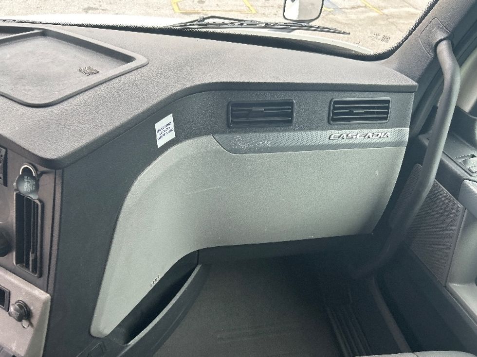 Sleeper Tractor-Heavy Duty Tractors-Freightliner-2020-T12664ST-Anderson-SC-630,354\n\t\tmiles-$ 45,500 - Image 14