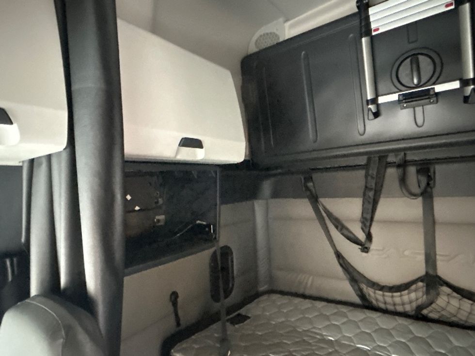 Sleeper Tractor-Heavy Duty Tractors-Freightliner-2020-T12664ST-Anderson-SC-630,354\n\t\tmiles-$ 45,500 - Image 15