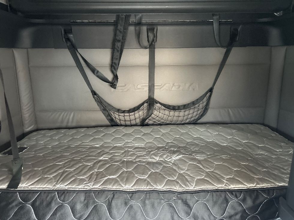 Sleeper Tractor-Heavy Duty Tractors-Freightliner-2020-T12664ST-Anderson-SC-630,354\n\t\tmiles-$ 45,500 - Image 16