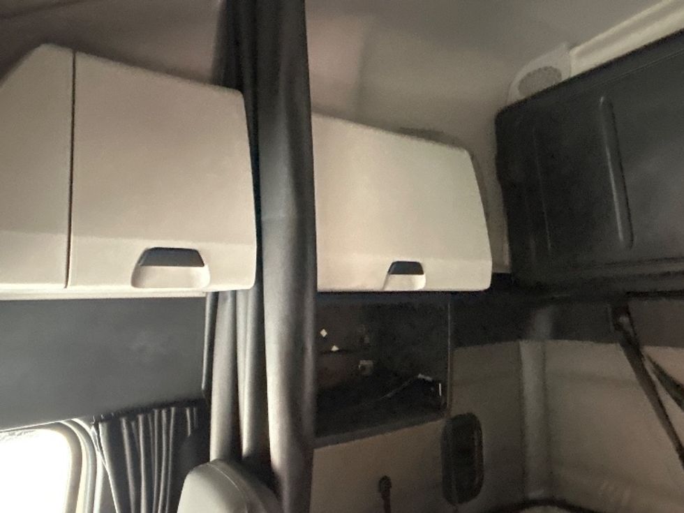 Sleeper Tractor-Heavy Duty Tractors-Freightliner-2020-T12664ST-Anderson-SC-630,354\n\t\tmiles-$ 45,500 - Image 18