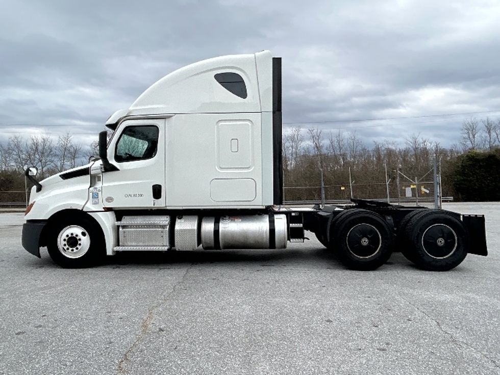 Sleeper Tractor-Heavy Duty Tractors-Freightliner-2020-T12664ST-Anderson-SC-630,354\n\t\tmiles-$ 45,500 - Image 4
