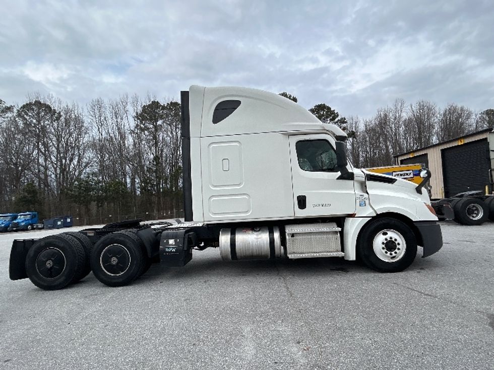 Sleeper Tractor-Heavy Duty Tractors-Freightliner-2020-T12664ST-Anderson-SC-630,354\n\t\tmiles-$ 45,500 - Image 8