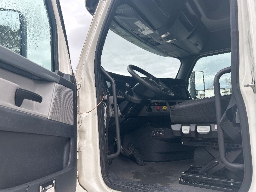 Sleeper Tractor-Heavy Duty Tractors-Freightliner-2020-T12664ST-Anderson-SC-630,354\n\t\tmiles-$ 45,500 - Image 9