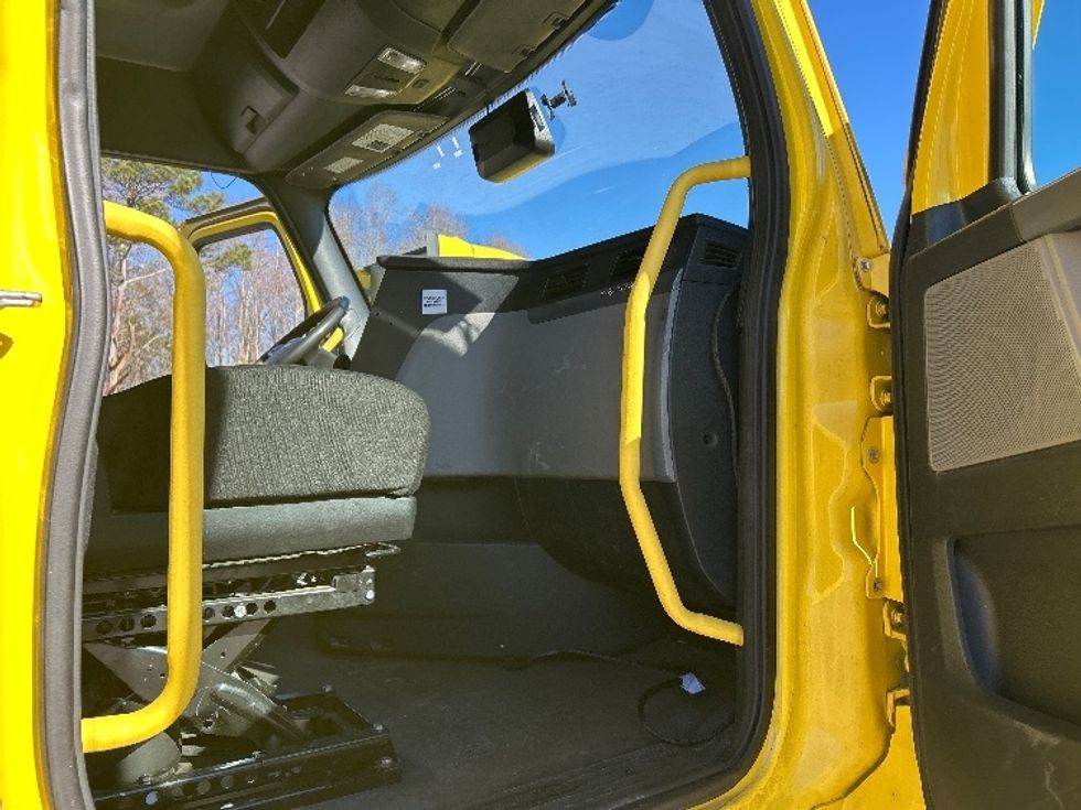 Sleeper Tractor-Heavy Duty Tractors-Freightliner-2020-T12664ST-Anderson-SC-658,953\n\t\tmiles-$ 44,250 - Image 13