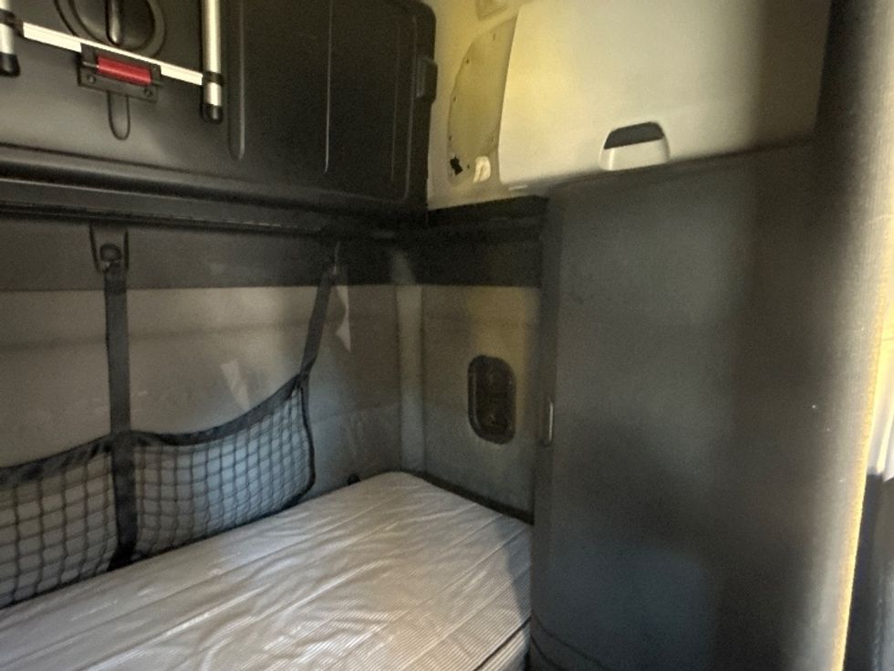 Sleeper Tractor-Heavy Duty Tractors-Freightliner-2020-T12664ST-Anderson-SC-658,953\n\t\tmiles-$ 44,250 - Image 18