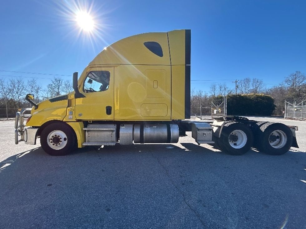 Sleeper Tractor-Heavy Duty Tractors-Freightliner-2020-T12664ST-Anderson-SC-658,953\n\t\tmiles-$ 44,250 - Image 4