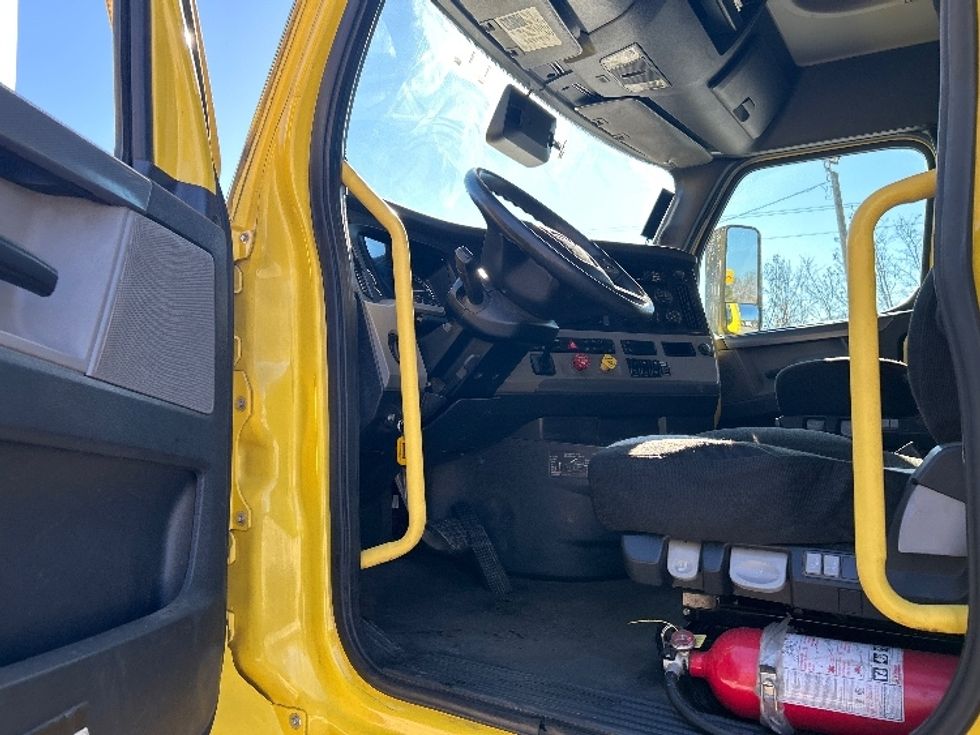 Sleeper Tractor-Heavy Duty Tractors-Freightliner-2020-T12664ST-Anderson-SC-658,953\n\t\tmiles-$ 44,250 - Image 9