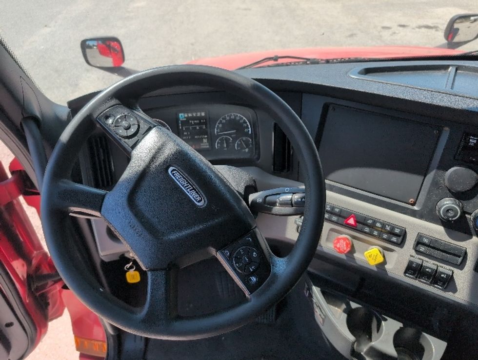 Sleeper Tractor-Heavy Duty Tractors-Freightliner-2020-T12664ST-Apopka-FL-408,026\n\t\tmiles-$ 69,000 - Image 11