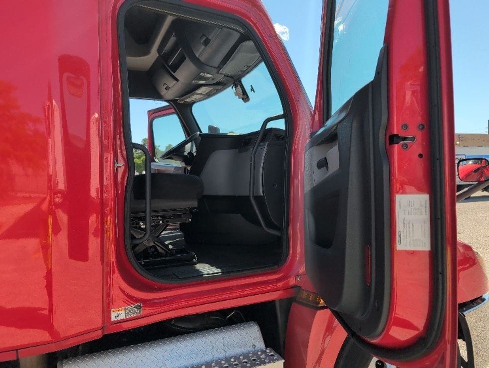 Sleeper Tractor-Heavy Duty Tractors-Freightliner-2020-T12664ST-Apopka-FL-408,026\n\t\tmiles-$ 69,000 - Image 12