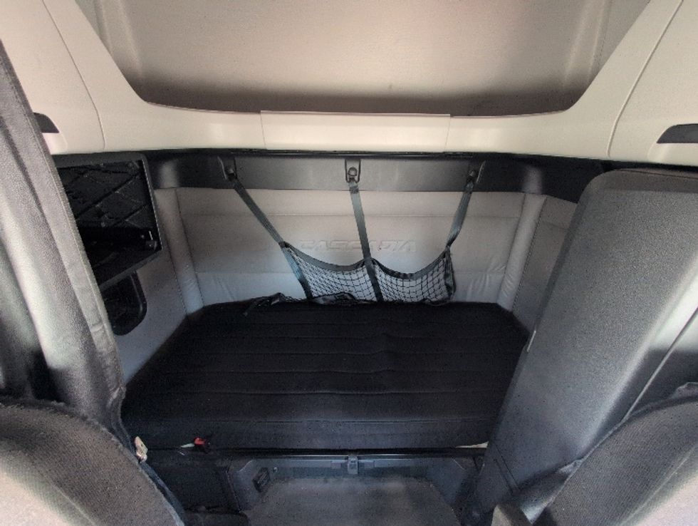 Sleeper Tractor-Heavy Duty Tractors-Freightliner-2020-T12664ST-Apopka-FL-408,026\n\t\tmiles-$ 69,000 - Image 15