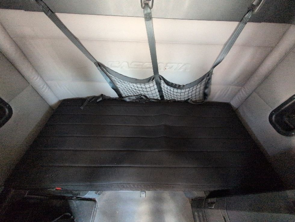 Sleeper Tractor-Heavy Duty Tractors-Freightliner-2020-T12664ST-Apopka-FL-408,026\n\t\tmiles-$ 69,000 - Image 16