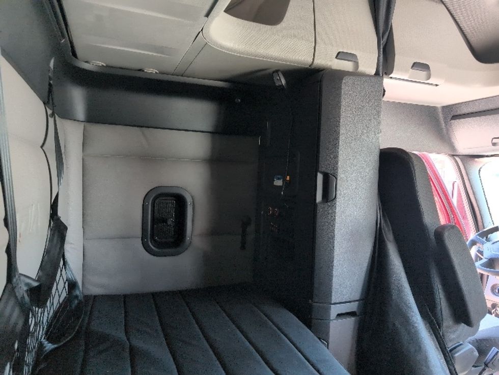 Sleeper Tractor-Heavy Duty Tractors-Freightliner-2020-T12664ST-Apopka-FL-408,026\n\t\tmiles-$ 69,000 - Image 17