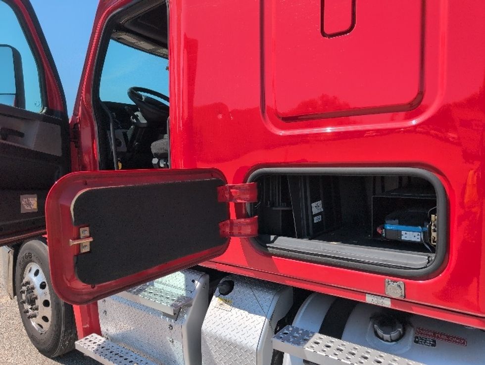 Sleeper Tractor-Heavy Duty Tractors-Freightliner-2020-T12664ST-Apopka-FL-408,026\n\t\tmiles-$ 69,000 - Image 21