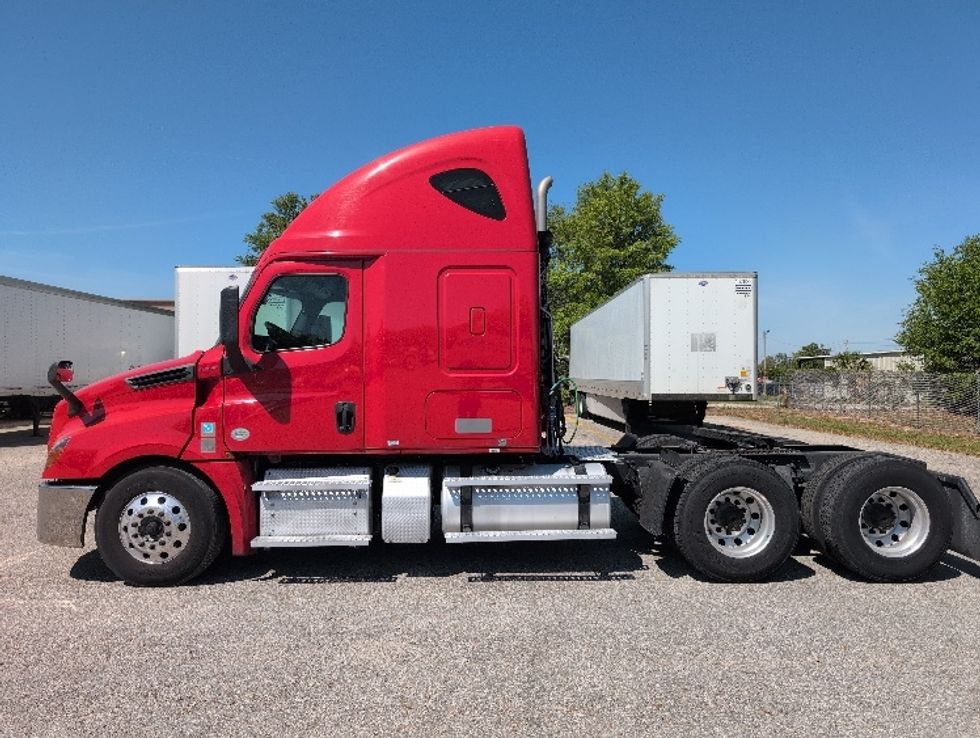 Sleeper Tractor-Heavy Duty Tractors-Freightliner-2020-T12664ST-Apopka-FL-408,026\n\t\tmiles-$ 69,000 - Image 4