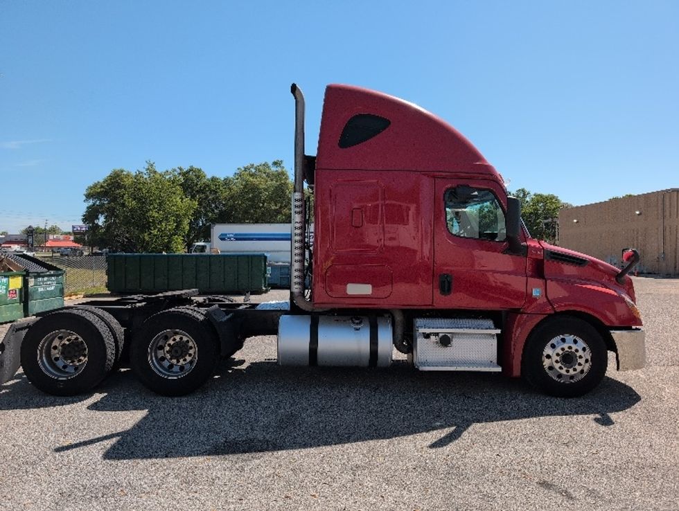 Sleeper Tractor-Heavy Duty Tractors-Freightliner-2020-T12664ST-Apopka-FL-408,026\n\t\tmiles-$ 69,000 - Image 8