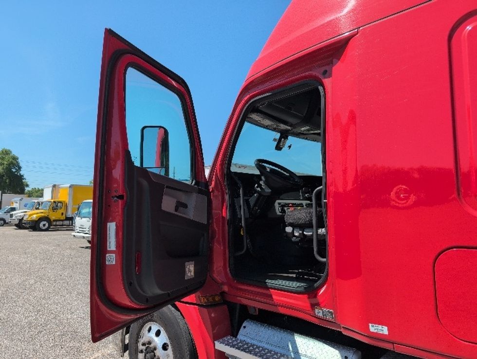 Sleeper Tractor-Heavy Duty Tractors-Freightliner-2020-T12664ST-Apopka-FL-408,026\n\t\tmiles-$ 69,000 - Image 9