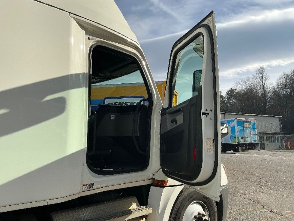 Sleeper Tractor-Heavy Duty Tractors-Freightliner-2020-T12664ST-Asheville-NC-474,133\n\t\tmiles-$ 56,500 - Image 13