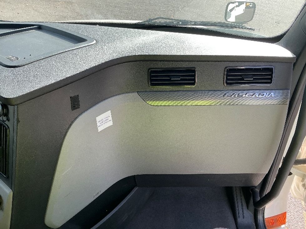 Sleeper Tractor-Heavy Duty Tractors-Freightliner-2020-T12664ST-Asheville-NC-474,133\n\t\tmiles-$ 56,500 - Image 14