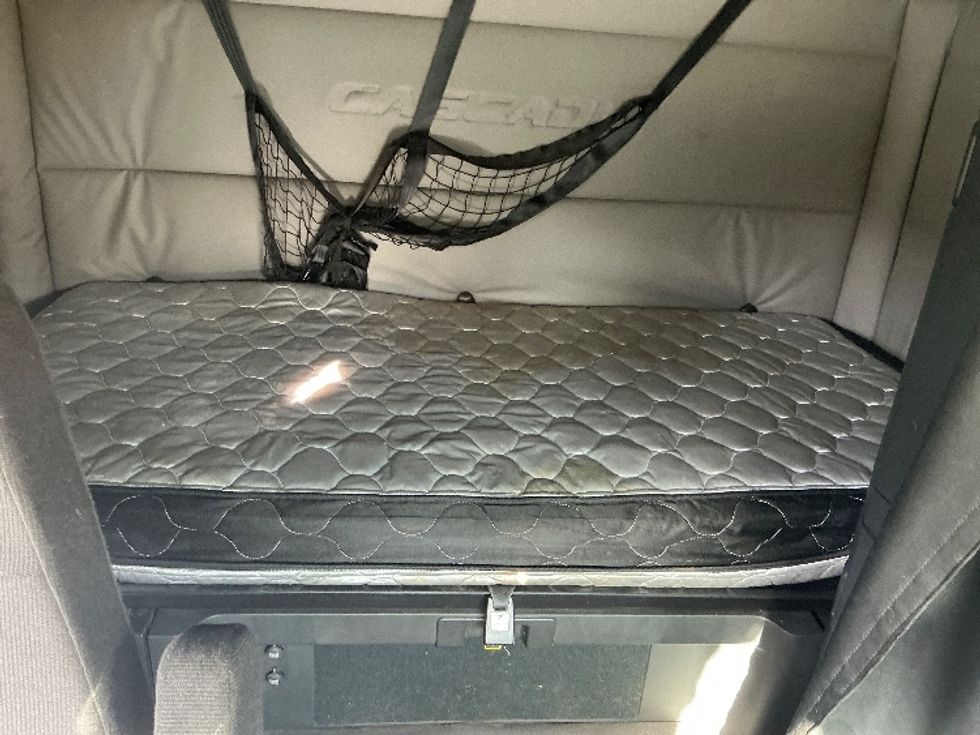 Sleeper Tractor-Heavy Duty Tractors-Freightliner-2020-T12664ST-Asheville-NC-474,133\n\t\tmiles-$ 56,500 - Image 16