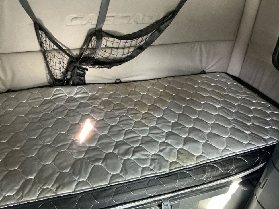 Sleeper Tractor-Heavy Duty Tractors-Freightliner-2020-T12664ST-Asheville-NC-474,133\n\t\tmiles-$ 56,500 - Image 17