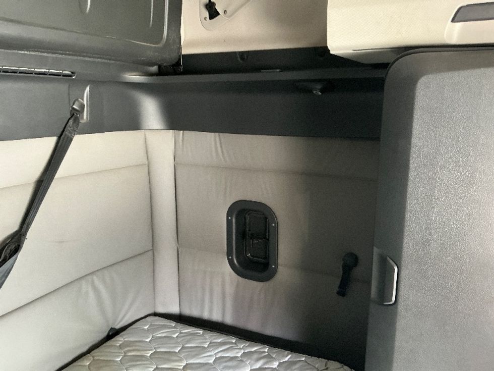 Sleeper Tractor-Heavy Duty Tractors-Freightliner-2020-T12664ST-Asheville-NC-474,133\n\t\tmiles-$ 56,500 - Image 18