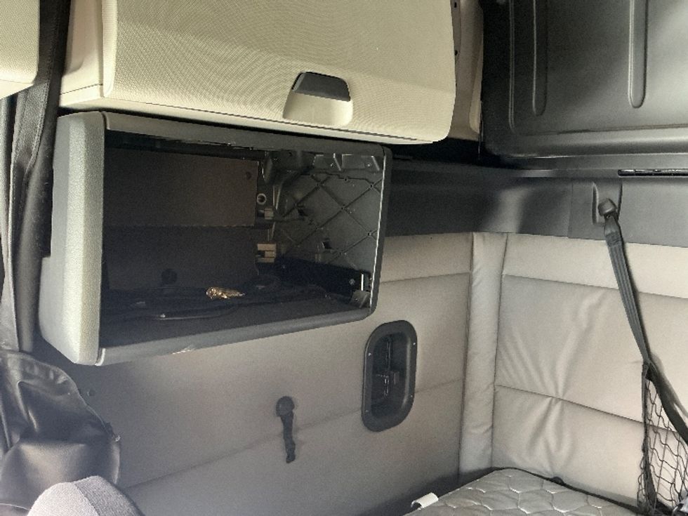 Sleeper Tractor-Heavy Duty Tractors-Freightliner-2020-T12664ST-Asheville-NC-474,133\n\t\tmiles-$ 56,500 - Image 19