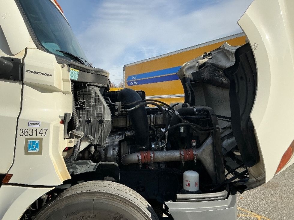 Sleeper Tractor-Heavy Duty Tractors-Freightliner-2020-T12664ST-Asheville-NC-474,133\n\t\tmiles-$ 56,500 - Image 20