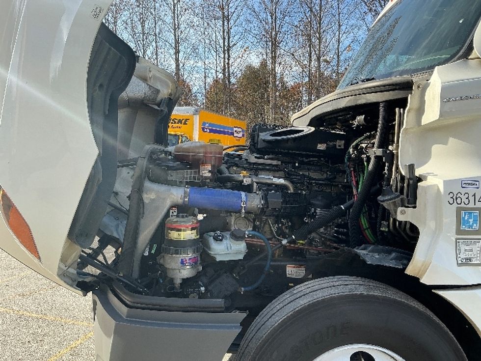 Sleeper Tractor-Heavy Duty Tractors-Freightliner-2020-T12664ST-Asheville-NC-474,133\n\t\tmiles-$ 56,500 - Image 21