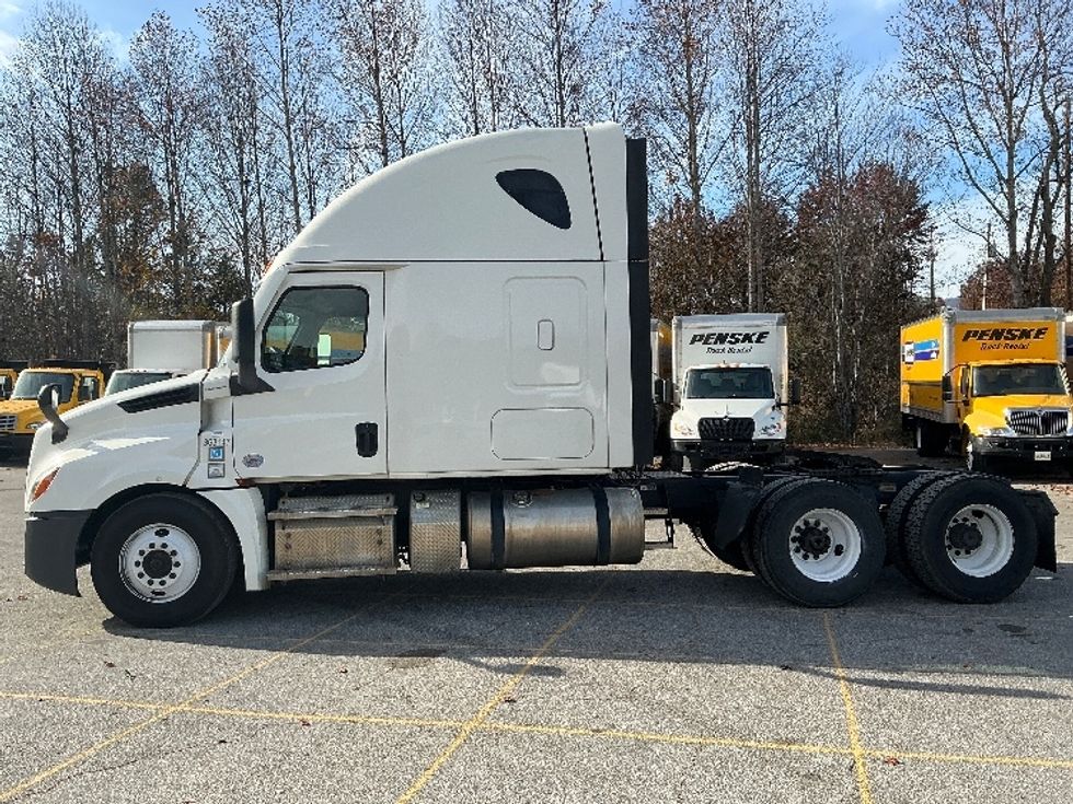 Sleeper Tractor-Heavy Duty Tractors-Freightliner-2020-T12664ST-Asheville-NC-474,133\n\t\tmiles-$ 56,500 - Image 4
