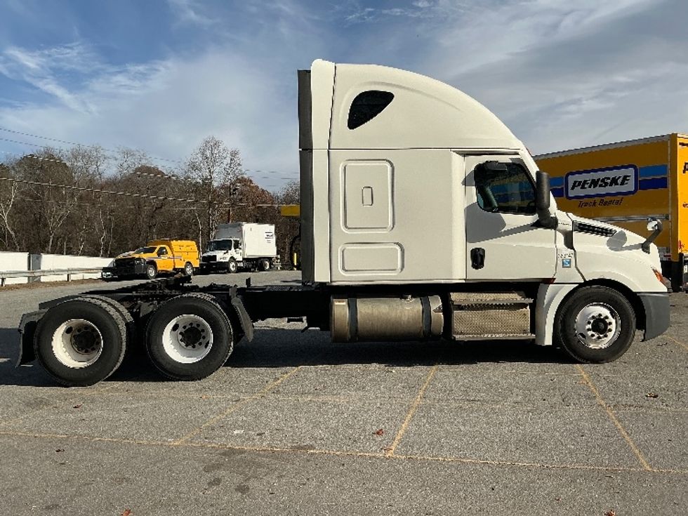 Sleeper Tractor-Heavy Duty Tractors-Freightliner-2020-T12664ST-Asheville-NC-474,133\n\t\tmiles-$ 56,500 - Image 8