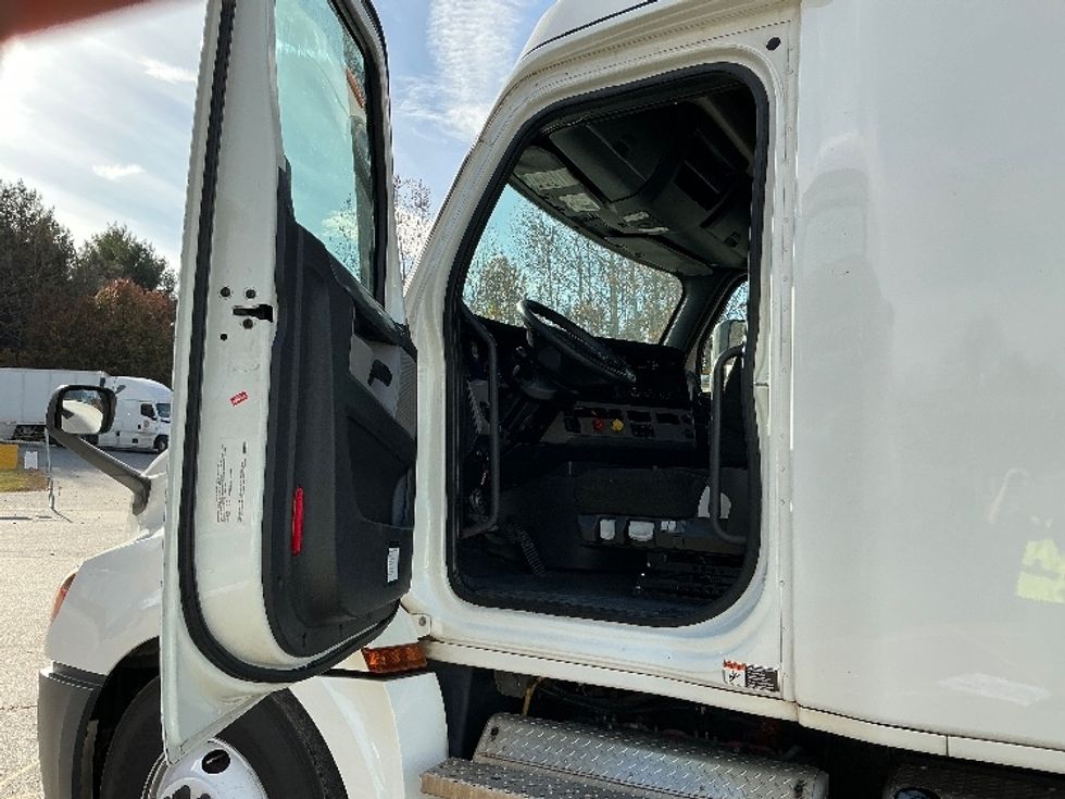 Sleeper Tractor-Heavy Duty Tractors-Freightliner-2020-T12664ST-Asheville-NC-474,133\n\t\tmiles-$ 56,500 - Image 9