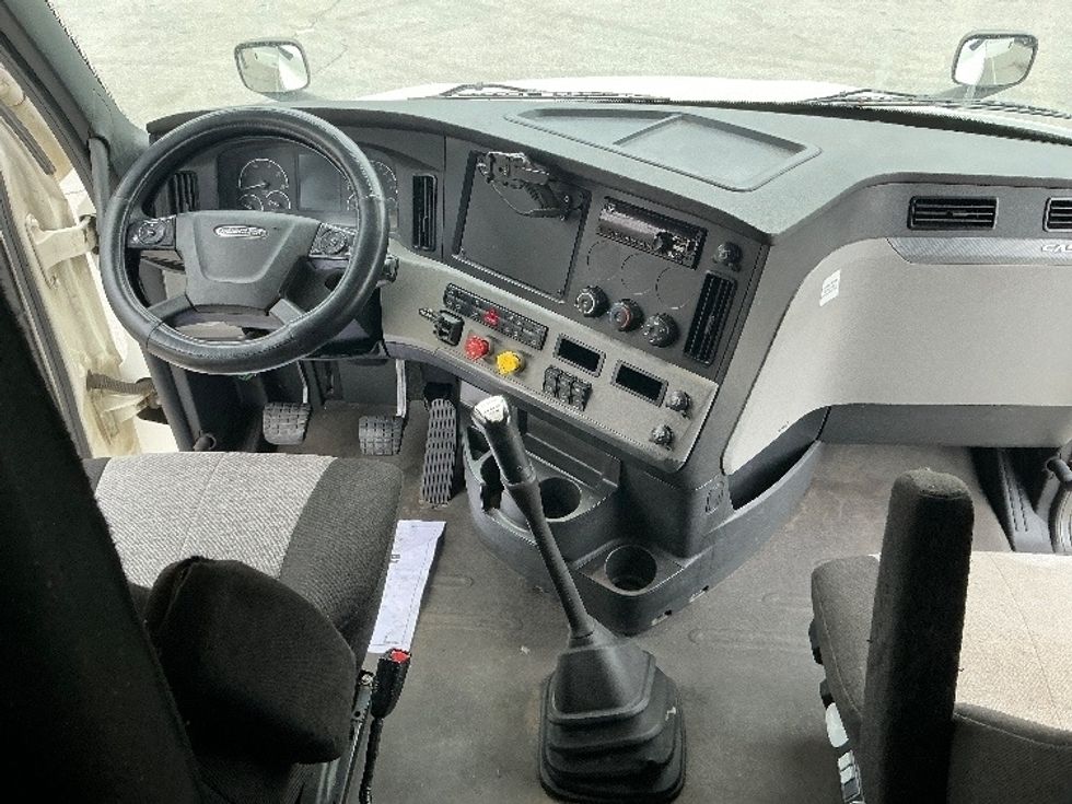 Sleeper Tractor-Heavy Duty Tractors-Freightliner-2020-T12664ST-Asheville-NC-627,135\n\t\tmiles-$ 44,750 - Image 11