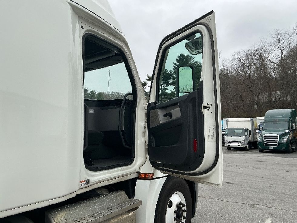 Sleeper Tractor-Heavy Duty Tractors-Freightliner-2020-T12664ST-Asheville-NC-627,135\n\t\tmiles-$ 44,750 - Image 12