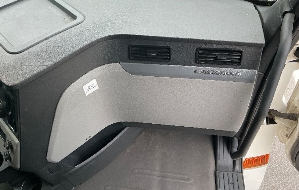 Sleeper Tractor-Heavy Duty Tractors-Freightliner-2020-T12664ST-Asheville-NC-627,135\n\t\tmiles-$ 44,750 - Image 13