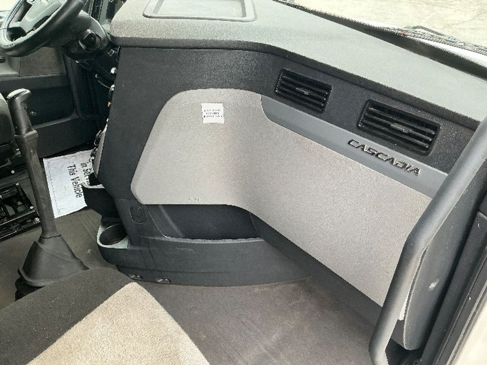 Sleeper Tractor-Heavy Duty Tractors-Freightliner-2020-T12664ST-Asheville-NC-627,135\n\t\tmiles-$ 44,750 - Image 14