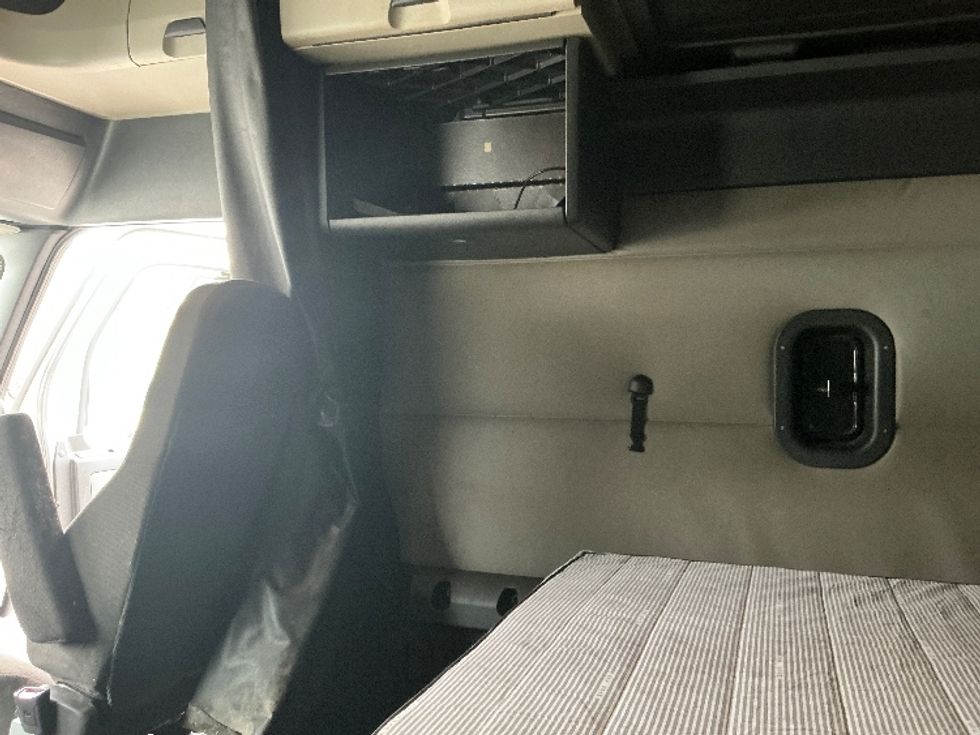 Sleeper Tractor-Heavy Duty Tractors-Freightliner-2020-T12664ST-Asheville-NC-627,135\n\t\tmiles-$ 44,750 - Image 17