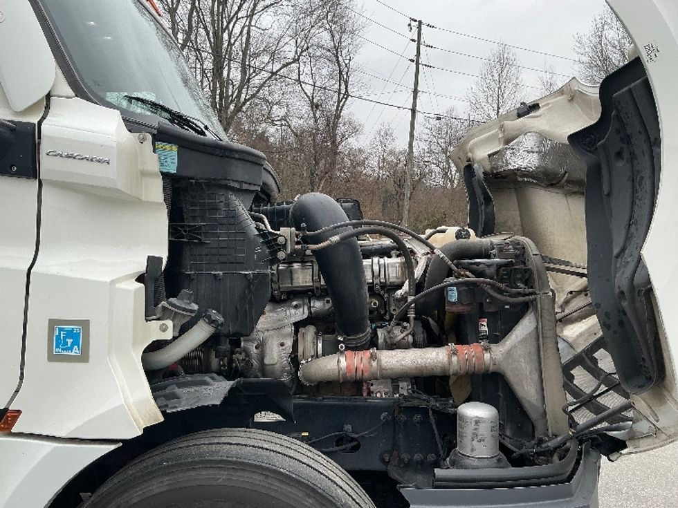 Sleeper Tractor-Heavy Duty Tractors-Freightliner-2020-T12664ST-Asheville-NC-627,135\n\t\tmiles-$ 44,750 - Image 18