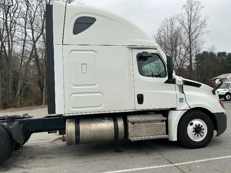 Sleeper Tractor-Heavy Duty Tractors-Freightliner-2020-T12664ST-Asheville-NC-627,135\n\t\tmiles-$ 44,750 - Image 8